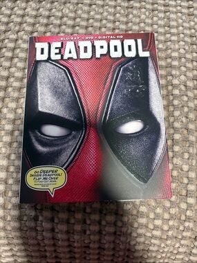 Deadpool Blu-ray + DVD Collector Set - Red/Black